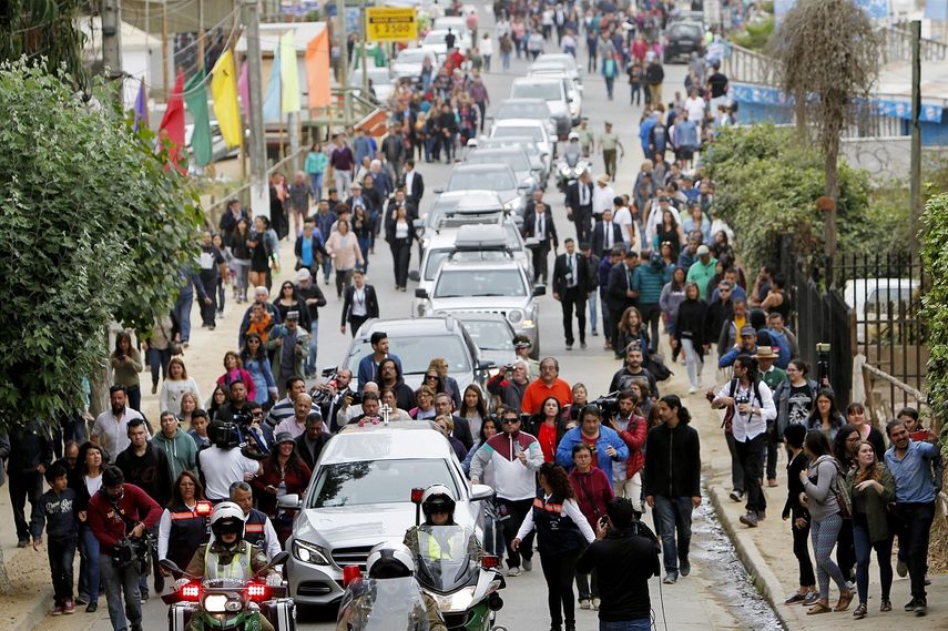 Cientos de personas acompañan el cortejo fúnebre que traslada los restos del fallecido poeta&nbsp;Nicanor&nbsp;Parra este jueves 25 de enero de 2018, en Las Cruces, Chile.