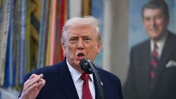 El presidente de EEUU, Donald Trump, habla durante la presentación de la Medalla de Defensa de la Frontera Mexicana en la Oficina Oval de la Casa Blanca en Washington, DC, el 15 de diciembre de 2025.