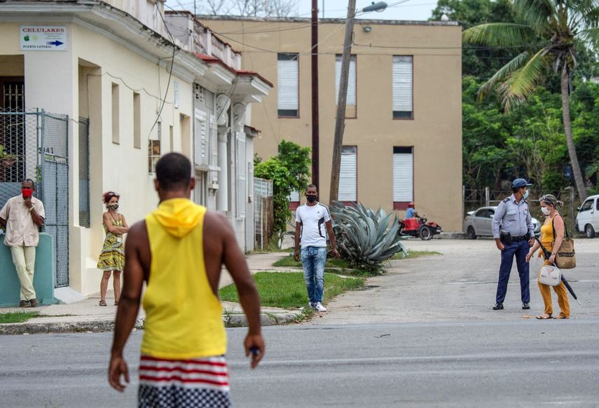 Un policía custodia la entrada al Juzgado Municipal de Marianao, en La Habana el 30 de mayo de 2022, donde se llevan a cabo los juicios de los artistas disidentes Luis Manuel Otero Alcántara y Maykel Castillo (Osorbo).