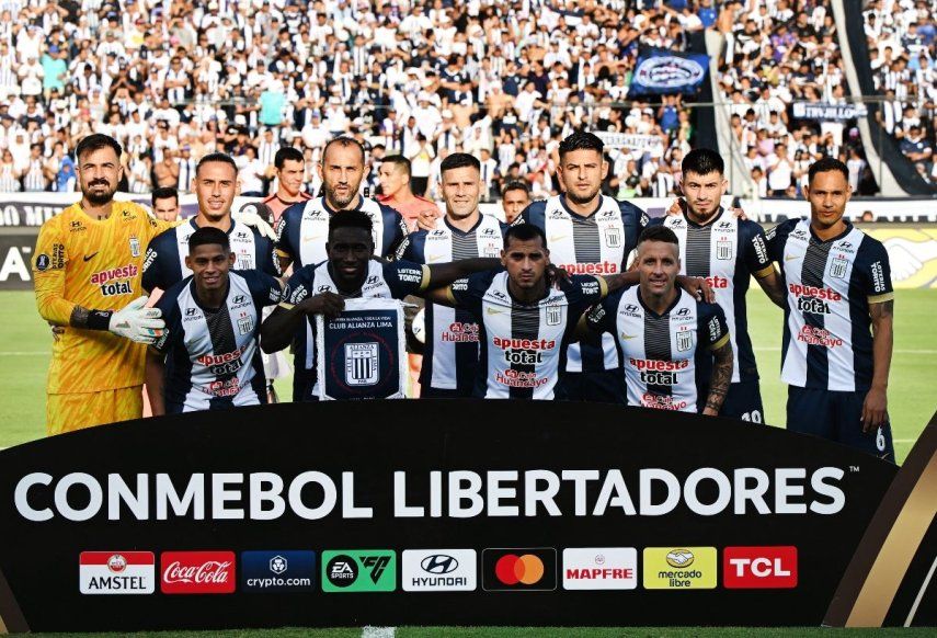 Los jugadores de Alianza Lima posan antes del partido de vuelta de la tercera ronda de clasificación para la Copa Libertadores.