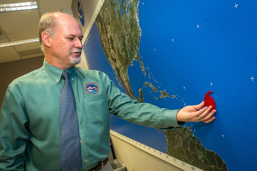 Robert Molleda, coordinador de meteorólogos del Centro Nacional de Huracanes, NHC, con sede en Miami.