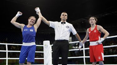 La finlandesa Mira Potkonen, a la izquierda, reacciona cuando ganó un combate de boxeo de cuartos de final de peso ligero femenino de 60 kg contra la irlandesa Katie Taylor en los Juegos Olímpicos de Verano de 2016 en Río de Janeiro