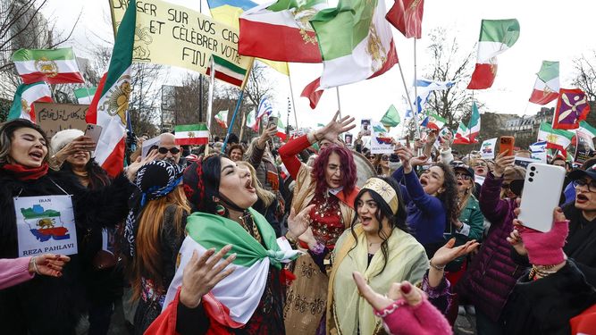 Miles de iraníes bailan y ondean banderas durante una manifestación en la Plaza de la Bastilla tras la acción militar estadounidense-israelí en Irán, en París, Francia, el 1 de marzo de 2026.