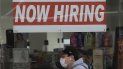Un hombre camina junto a un aviso de empleo en una farmacia CVS en San Francisco. Un hombre camina junto a un aviso de empleo en una farmacia CVS en San Francisco.