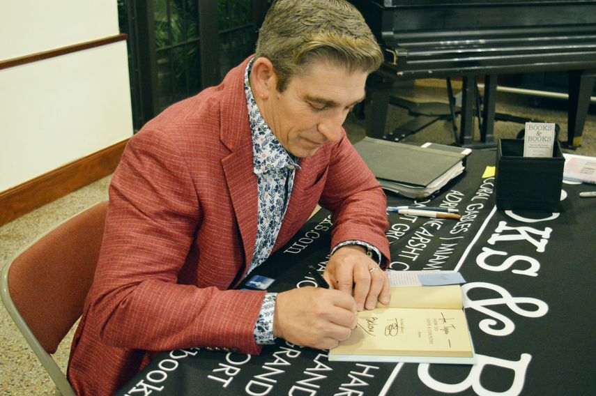 Richard Blanco firma uno de los ejemplares del poemario How to Love a Country.