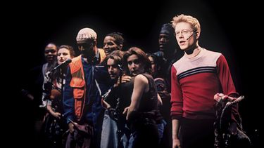 Anthony Rapp, derecha, y el resto del elenco durante una función del musical “Rent” de 1996 en Nueva York.