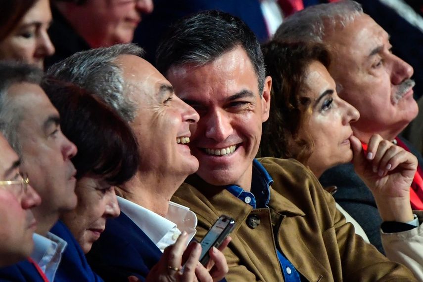 Pedro Sánchez pidió respeto a la presunción de inocencia de José Luis Zapatero (AFP)