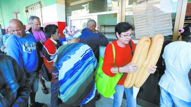 Las largas colas para comprar pan enfurecen a los cubanos.