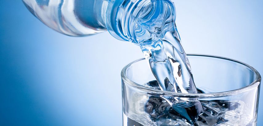 El consumo de agua es indispensable para el cuerpo humano.