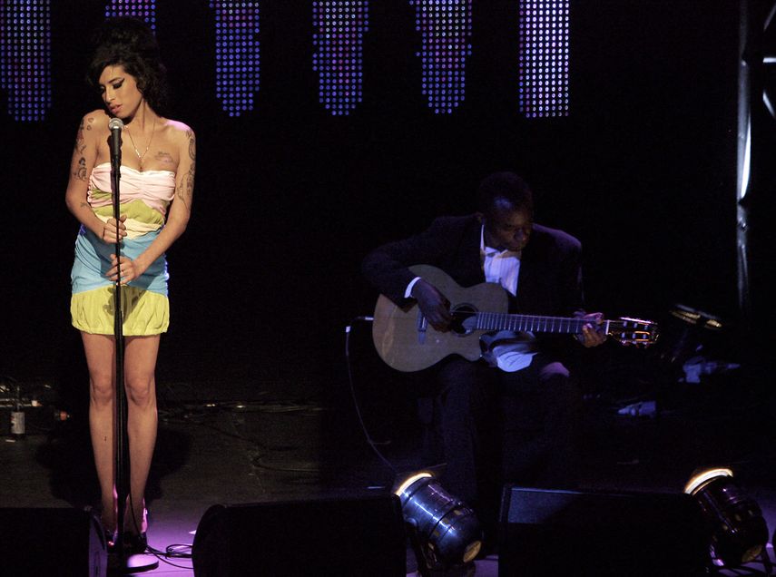 En esta foto de archivo tomada el 4 de septiembre de 2007, la cantante británica Amy Winehouse se presenta en el escenario del Grosvenor Hotel en Park Lane durante la ceremonia de los premios Mercury Music Awards en Londres. El 23 de julio de 2021 marcará el décimo aniversario de la muerte de Amy Winehouse.