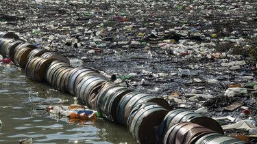 Botellas de plástico, pedazos de madera, barriles oxidados y otros objetos flotan sobre el río Drina cerca de la localidad bosnia de Visegrado, en el este del país, el martes 5 de enero de 2021.&nbsp;