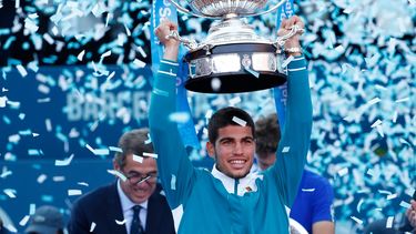 El español Carlos Alcaraz alza el trofeo luego de ganar la final del Abierto de Barcelona contra su compatriota Pablo Carreño Busta, el domingo 24 de abril de 2022, en Barcelona.