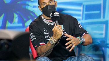 Con toda la ferretería, el séptuple campeón mundial Lewis Hamilton se presento en la conferencia de prensa de pilotos el viernes 6 de mayo y amenazo con no correr en la F1 Grand Prix de Miami. Luego dio marcha atrás.&nbsp;