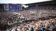 El público de Villa Park espera al rockero Ozzy Osbourne en s concierto de despedida en Birmingham, Inglaterra.   