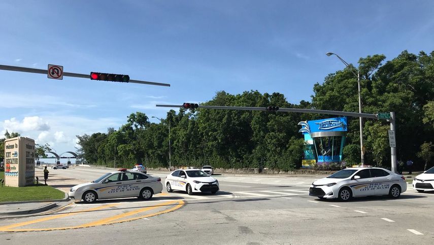 La Policía de Miami indicó que un suicida armado estaba parado debajo del puente William M. Powell y amenazaba con hacerse daño.