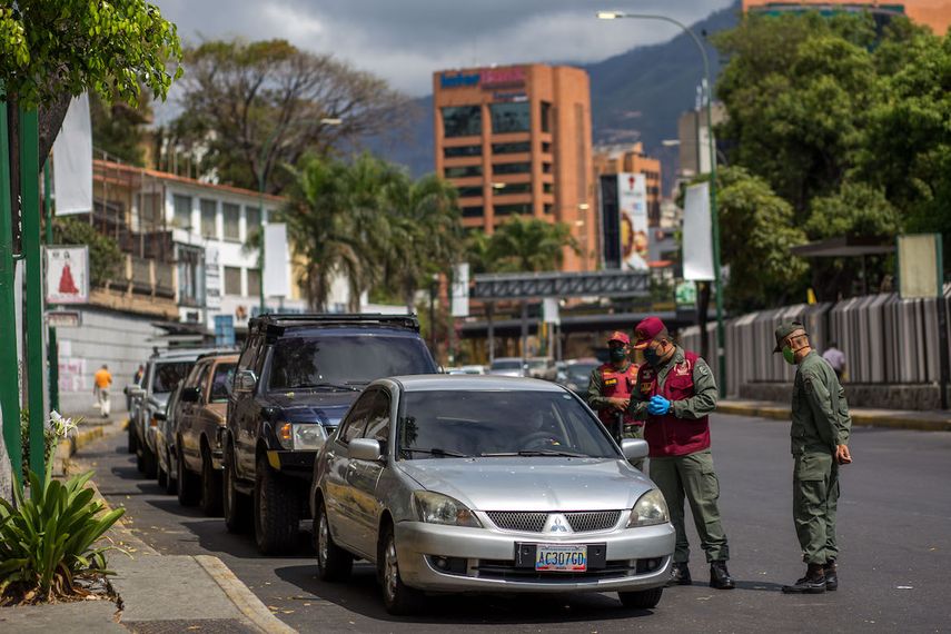 Venezuela se enfrenta a la nueva pandemia de coronavirus mientras sufre una gran escasez de gasolina y el sistema de agua del pa&iacute;s se derrumb&oacute;, lo que ha dej&oacute; muchas casas sin agua corriente. El r&eacute;gimen de Nicol&aacute;s Maduro intenta evitar un estallido social.&nbsp;