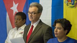 El presidente del Movimiento Democracia, Ramón Saúl Sánchez (centro), durante una reunión con opositores venezolanos y nicaragüenses.