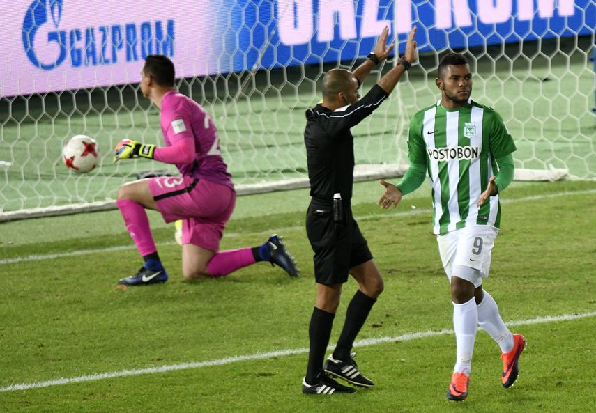 Miguel Borja (derecha) celebra el gol que dio la victoria al Atlético Nacional de Medellín&nbsp;