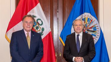 El enviado de Perú a la OEA Harold Forsyth el 11AGO21 junto a Luis Almagro.&nbsp;