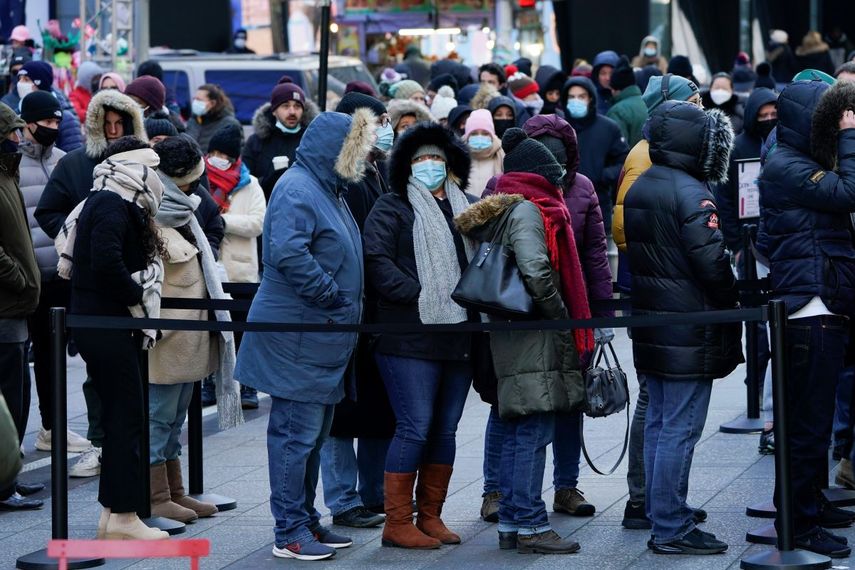 Varias personas esperan en una fila para realizarse a una prueba de COVID-19 en Times Square, Nueva York, el lunes 20 de diciembre de 2021.&nbsp;