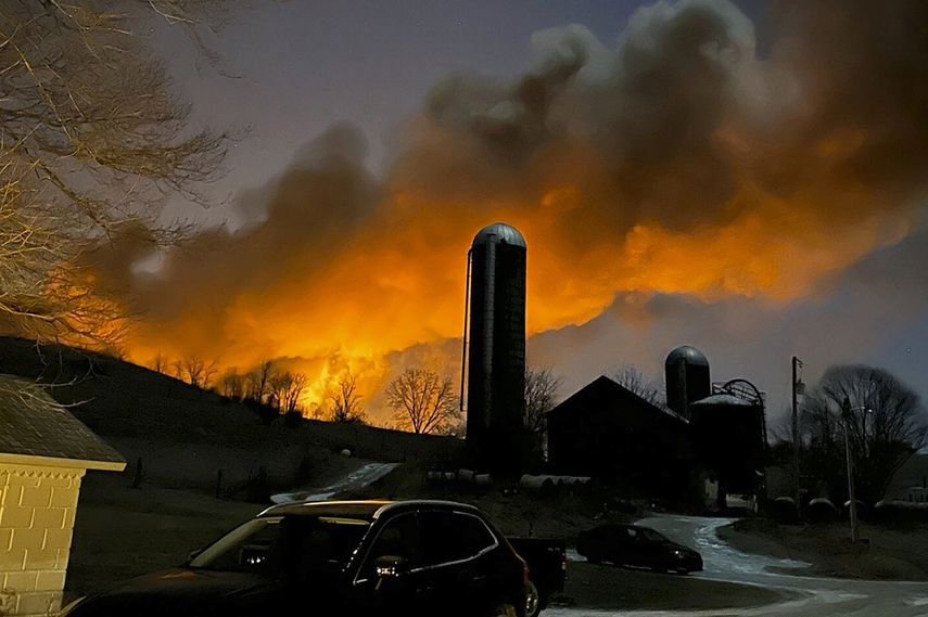 Foto facilitada por Melissa Smith en las que se aprecian llamas y humo provenientes de vagones descarrilados, tomada desde su granja en East Palestine, Ohio, el viernes 3 de febrero de 2023. 