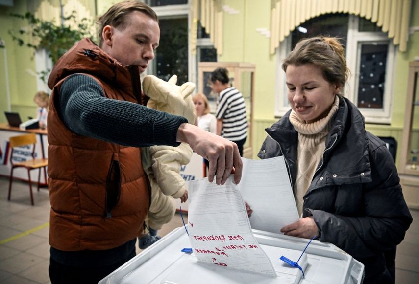 Un hombre emite un voto nulo durante las elecciones presidenciales de Rusia en un colegio electoral de Moscú el 17 de marzo de 2024. 