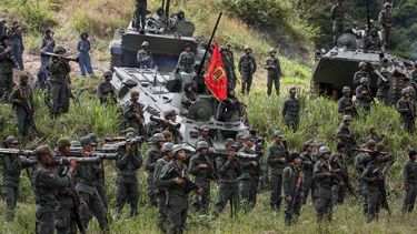 Soldados posan durante la lectura de un comunicado del jefe del Comando Estratégico Operacional de las Fuerzas Armadas, Remigio Ceballos.&nbsp; 
