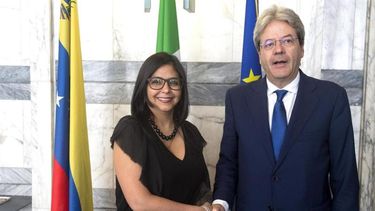 Gentiloni y Rodríguez hablaron de la vasta comunidad italiana residente en Venezuela y el italiano destacó a la canciller las difíciles condiciones que afronta (EFE)