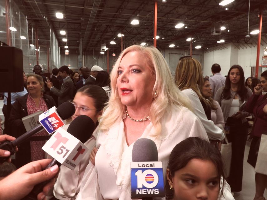 La supervisora de las elecciones conversa con los medios.&nbsp;