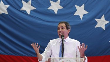 Juan Guaid&oacute;, presidente encargado de Venezuela, habla durante una asamblea ciudadana en el barrio de El Paradiso en Caracas, el lunes 30 de septiembre de 2019.