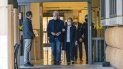 El expresidente Bill Clinton y la exsecretaria de Estado Hillary Clinton salen del Centro Médico Irvine de la Universidad de California en Orange, California, el domingo 17 de octubre de 2021. El expresidente de Estados Unidos Bill Clinton publicó un video el miércoles 20 de octubre en el que dijo estar recuperándose tras pasar seis días hospitalizado en el sur de California para tratar una infección no relacionada con COVID-19. El expresidente Bill Clinton y la exsecretaria de Estado Hillary Clinton salen del Centro Médico Irvine de la Universidad de California en Orange, California, el domingo 17 de octubre de 2021. El expresidente de Estados Unidos Bill Clinton publicó un video el miércoles 20 de octubre en el que dijo estar recuperándose tras pasar seis días hospitalizado en el sur de California para tratar una infección no relacionada con COVID-19.