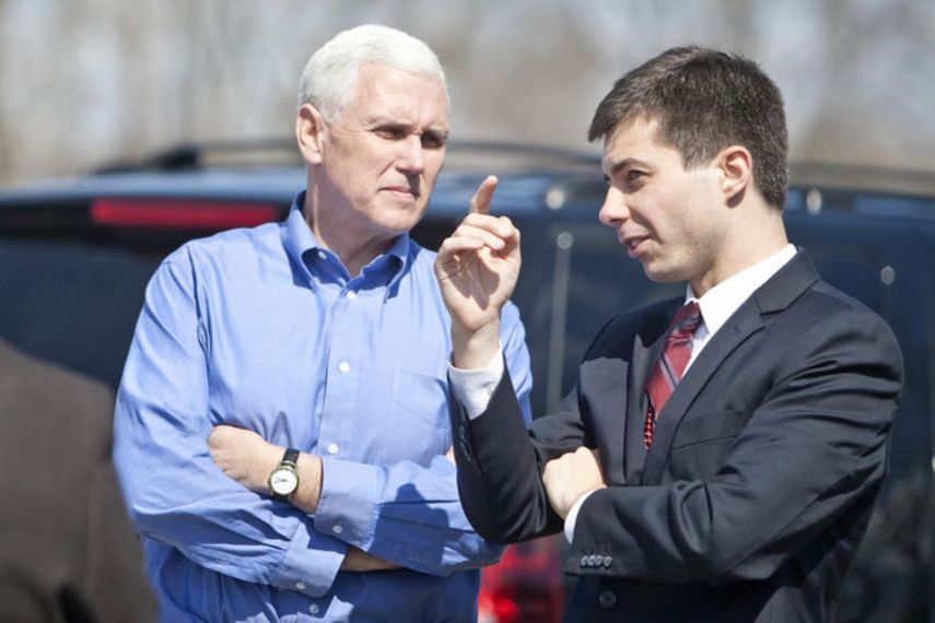 El entonces gobernador de Indiana, Mike Pence, habla con el alcalde Pete Buttigieg en su ciudad, South Bend, Indiana, en abril de 2013.