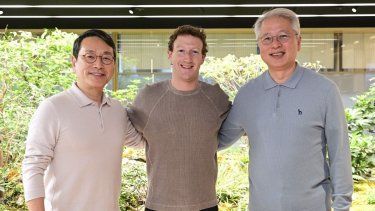 En esta foto proporcionada por LG Electronics, su director ejecutivo William Cho, izquierda, el director ejecutivo de Meta Mark Zuckerberg y el director de operaciones de LG Kwon Bong-seok posan tras su reunión en la sede de la empresa, en las Torres Gemelas LG en Seúl, Corea del Sur, el miércoles 28 de febrero de 2024. 