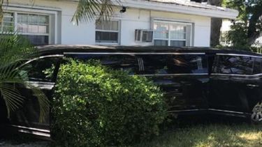 La limosina se impactó contra la vivienda tras chocar con un auto&nbsp;Infiniti de color blanco.