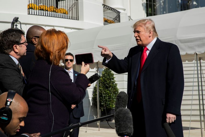 El presidente Donald Trump habla con los reporteros a su llegada a la Casa Blanca en Washington, el domingo 3 de noviembre de 2019.&nbsp;