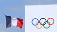 La bandera nacional francesa aparece cerca de los anillos olímpicos en La Concorde en París, el 23 de julio de 2024, antes de los Juegos Olímpicos de París 2024.