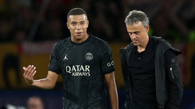 El delantero francés del París Saint-Germain, Kylian Mbappé (L), habla con el entrenador español Luis Enrique durante la primera ronda de la Liga de Campeones de la UEFA, el 19 de septiembre de 2023. &nbsp;