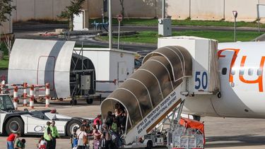 Pasajeros abordan un vuelo de Flydubai con destino a Dubái antes de su despegue del aeropuerto Ben Gurión, cerca de Tel Aviv, el 30 de septiembre de 2026. Texto: Un pasajero de un vuelo de Flydubai que tenía como destino Tel Aviv y fue desviado de su ruta afirmó que uno de los pilotos intentó estrellar el avión y matar a todos los que iban a bordo, después de que ambos pilotos fueran encontrados heridos al aterrizar en Arabia Saudita.