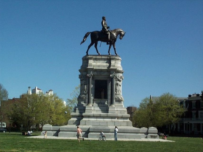 En mayo, la ciudad de Nueva Orleans, en Luisiana, retiró la última estatua conmemorativa del movimiento confederado, en honor del general Robert E. Lee.