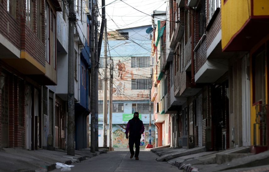Un hombre camina por una calle desierta de Bogot&aacute; el 5 de agosto del 2020. Cuatro meses despu&eacute;s de surgido el brote de coronavirus, Colombia mantiene una cuarentena que cada vez abruma m&aacute;s a la gente
