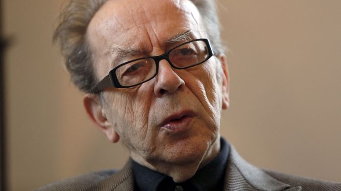 El escritor albanés Ismail Kadare hace un gesto durante una entrevista con la AFP el 8 de febrero de 2015 en Jerusalén.