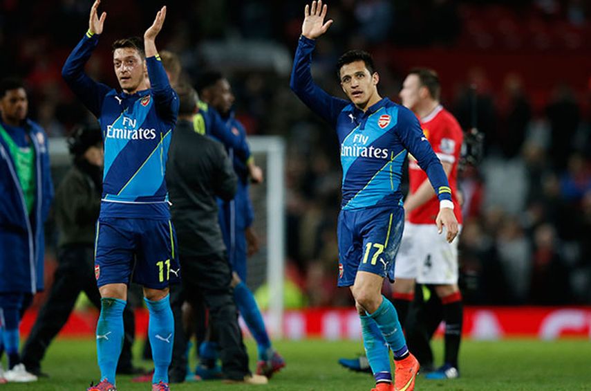Los londinenses ganaron 2-1 en Old Trafford (AP)
