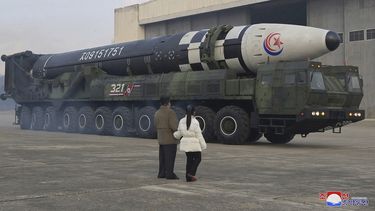 Foto proporcionada el 19 de noviembre de 2022 por el gobierno de Corea del Norte del líder de Corea del Norte Kim Jong Un, izquierda, y su hija mientras inspeccionan lo que dice ser un misil balístico intercontinental Hwasong-17 en el aeropuerto internacional en Pyongyang, en Pyongyang, Corea del Norte, el viernes 18 de noviembre de 2022.&nbsp;