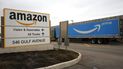 Un camión de Amazon Prime pasa frente a un letrero afuera de un centro logístico de Amazon.  