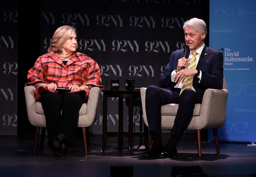 La exsecretaria de Estado Hillary Clinton, junto a su esposo el expresidente Bill Clinton.