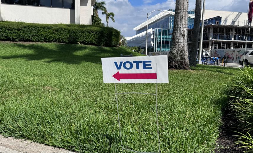 Rótulo que indica la entrada al centro de votación durante la jornada electoral.