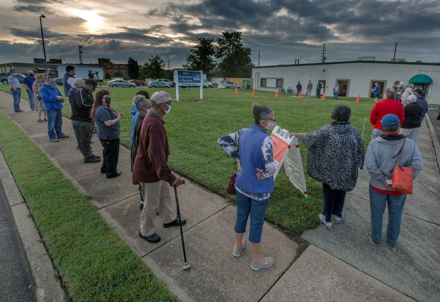 Votantes hacen fila fuera de la oficina de empadronamiento electoral en Roanoke, Virginia, para votar de manera adelantada antes de las elecciones de noviembre, en esta fotografía de archivo del 18 de septiembre de 2020.