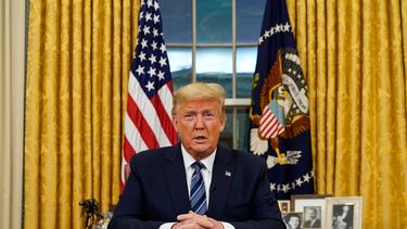 El presidente Donald Trump hablando desde la Oficina Oval en la Casa Blanca.