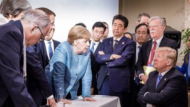 Esta foto, que muestra a Angela Mérkel y otros líderes hablando con Donald Trump, se hizo viral durante los días de la cumbre del G7 celebrada en Canadá