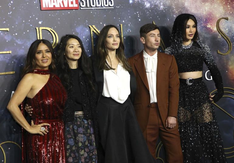 De izquierda a derecha, Salma Hayek, la directora Chloe Zhao, Angelina Jolie, Barry Keoghan y Gemma Chan posan al llegar a la premiere de 